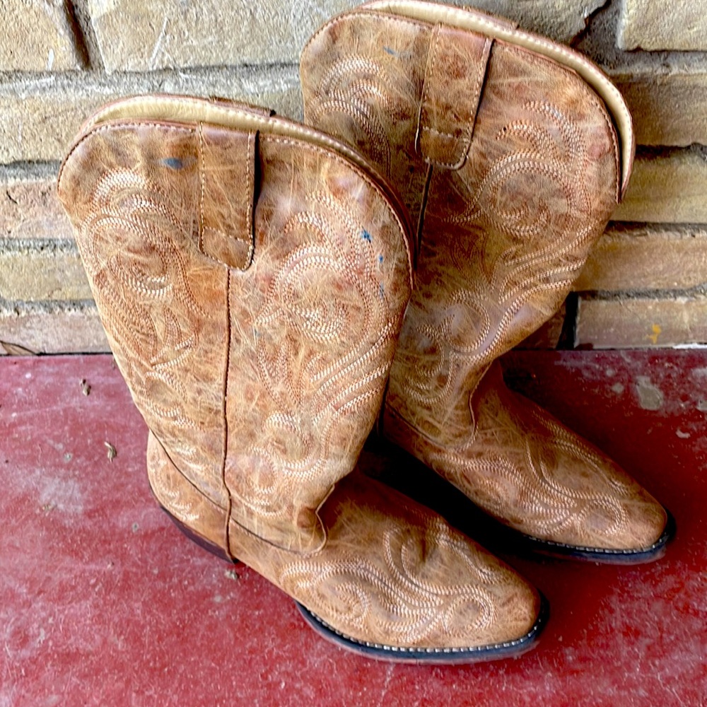 Roper Boots. Gently used. Size 7.5 Light Brown with embroidered detail.